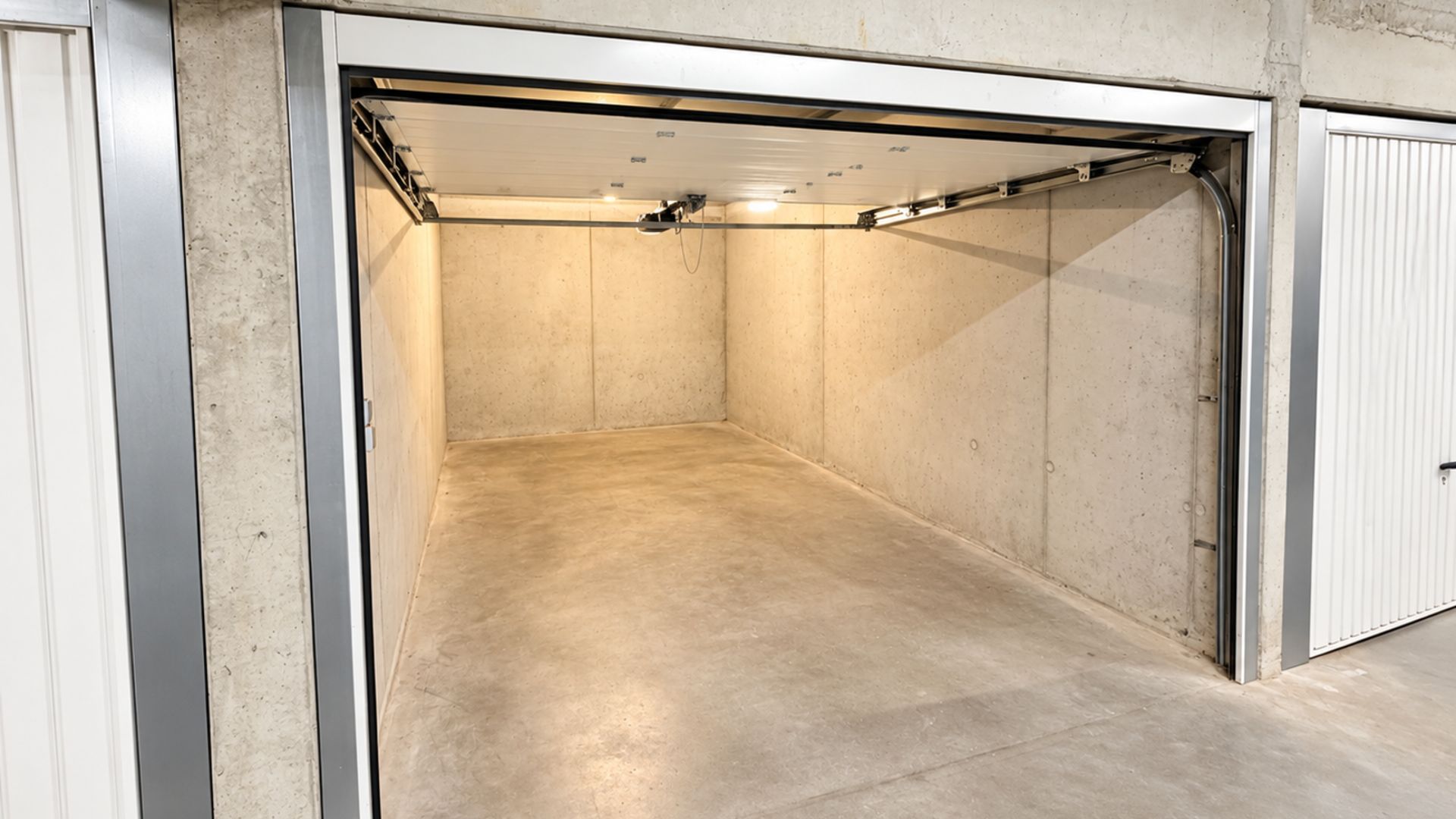 Closed garage for rent in Beernem
