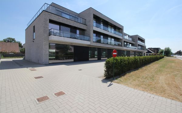 Commercial groundfloor for sale in Waarschoot