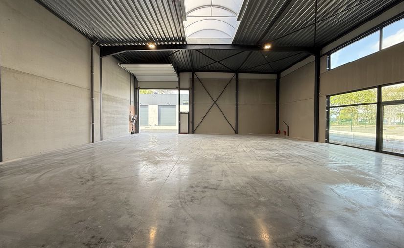 Polyvalent building for rent in Aalter