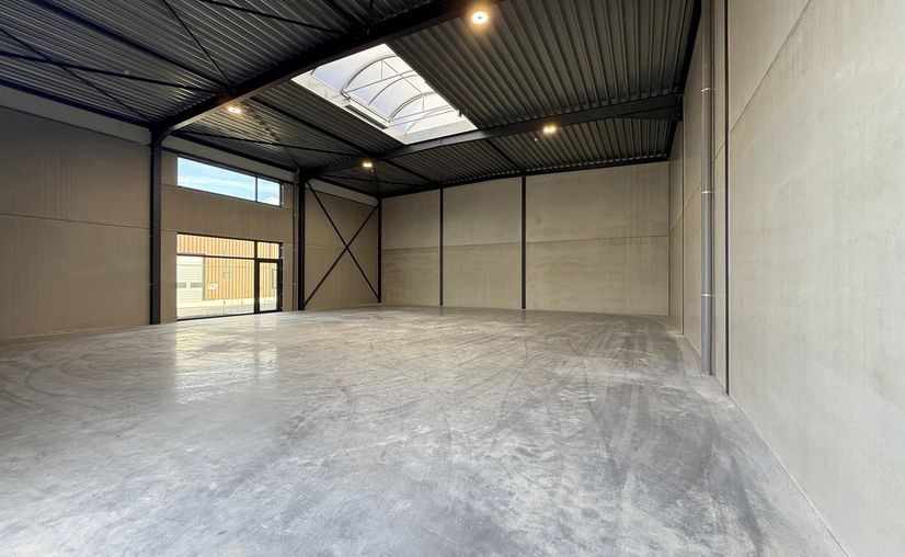 Polyvalent building for rent in Aalter