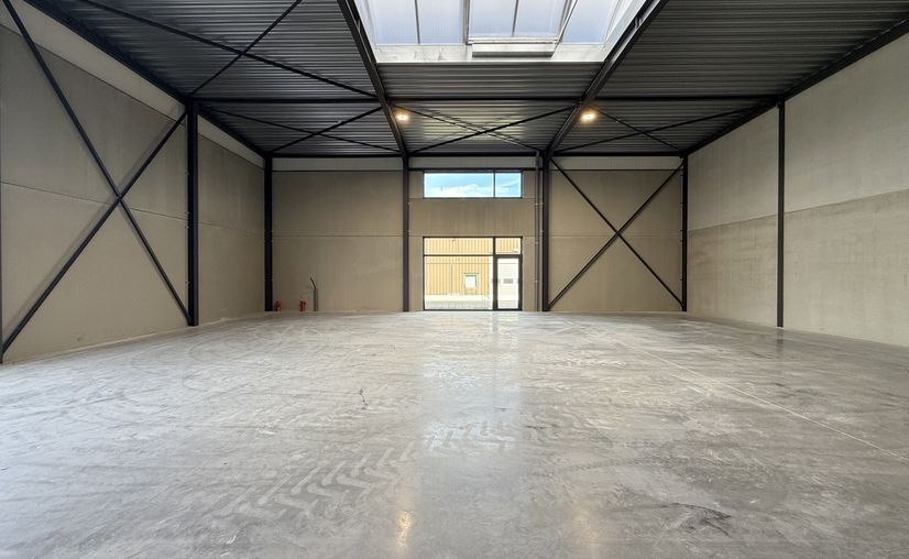 Polyvalent building for rent in Aalter