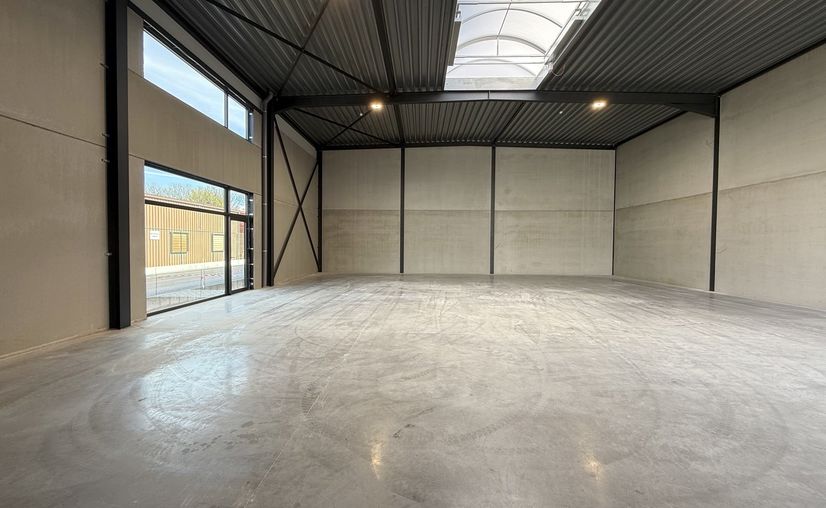 Polyvalent building for rent in Aalter