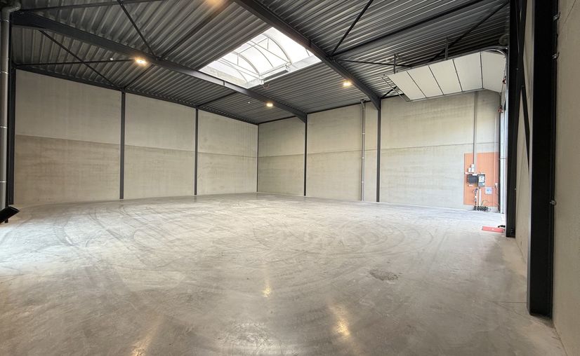 Polyvalent building for rent in Aalter